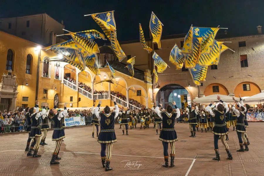 Gli sbandieratori della Contrada di San Giacomo in piazza a Ferrara