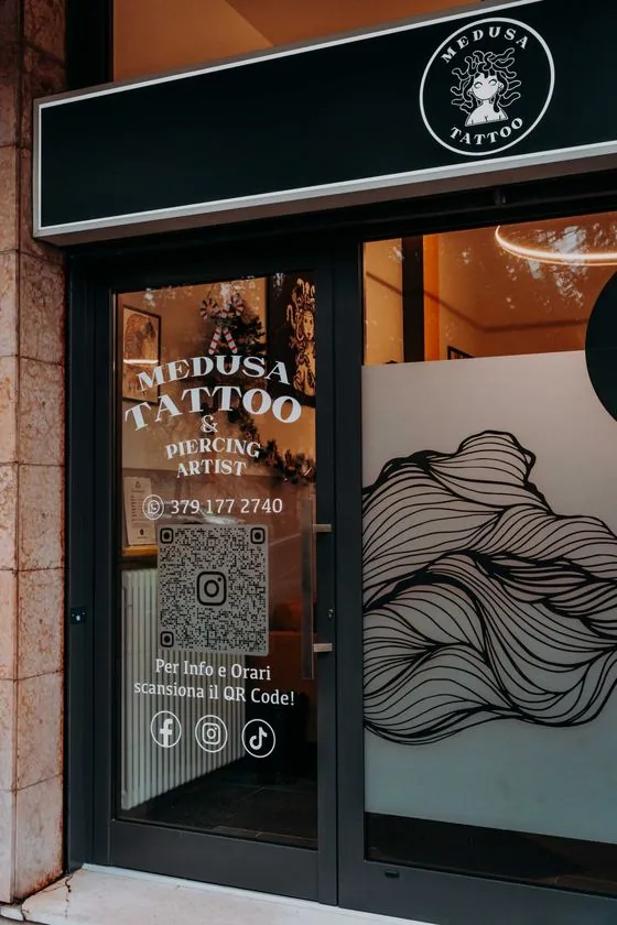 La vetrina dello studio Medusa Tattoo a Ferrara